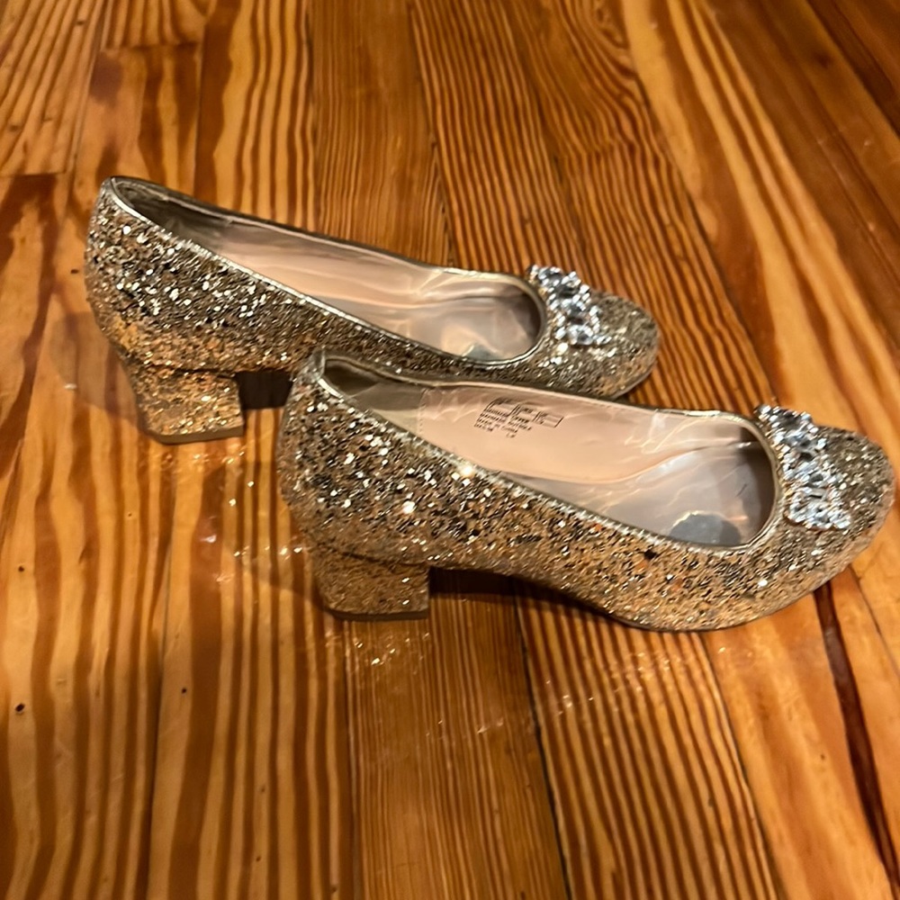 Beautiful girl’s shoes. Size 2. New